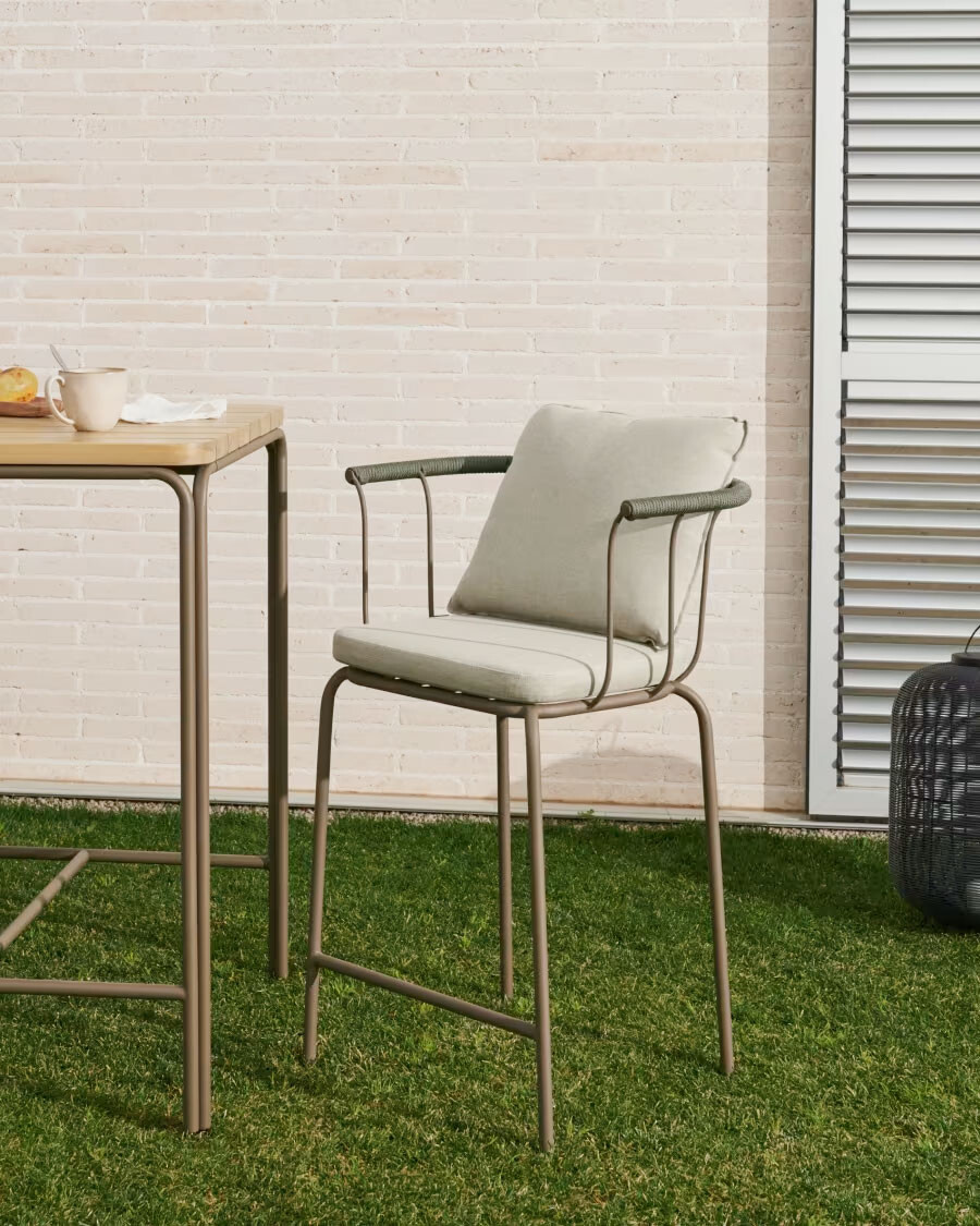 Taburete apilable Salguer de cuerda y acero con acabado pintado marrón 66 cm Taburete apilable Salguer de cuerda y acero con acabado pintado marrón 66 cm