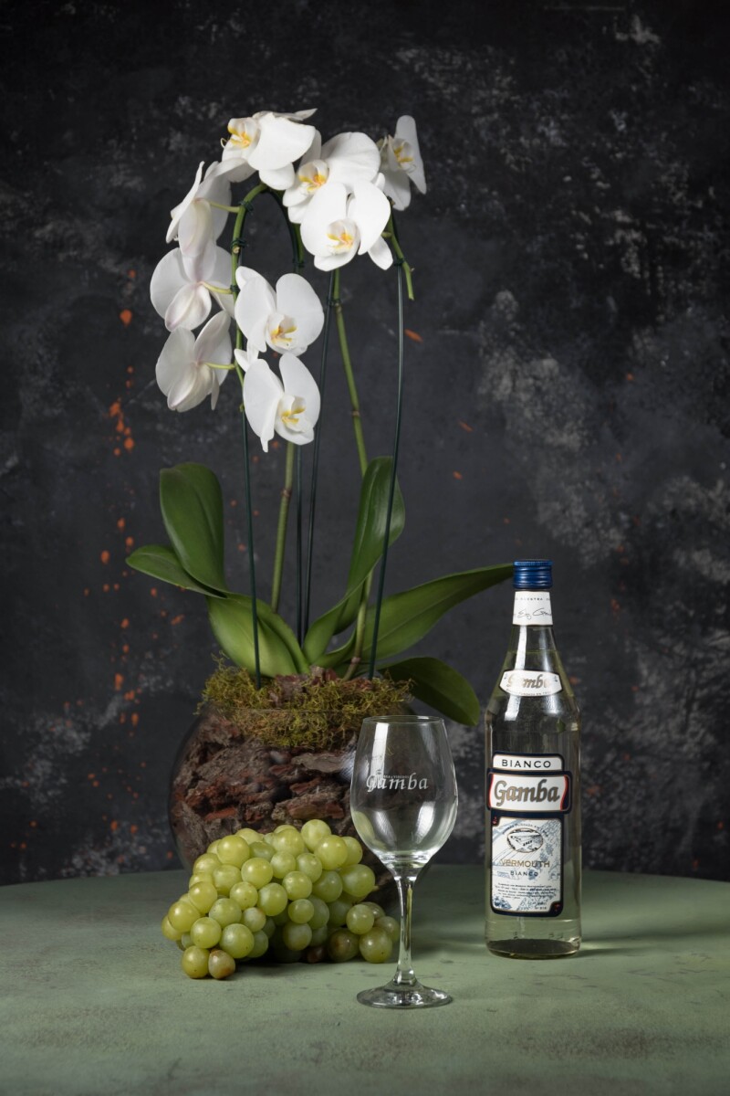 Orquídea doble cascada en globo de vidrio - grande + Botella de vino blanco 