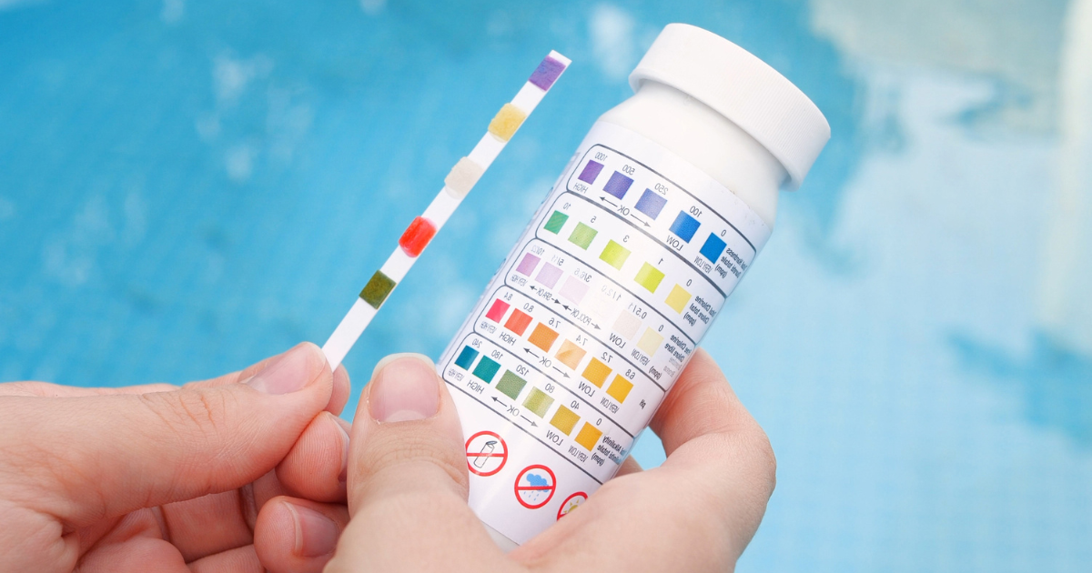 Cómo bajar el pH de la piscina: Guía práctica para un agua cristalina