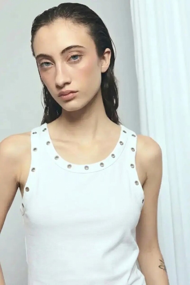 Musculosa con ojalillos blanco