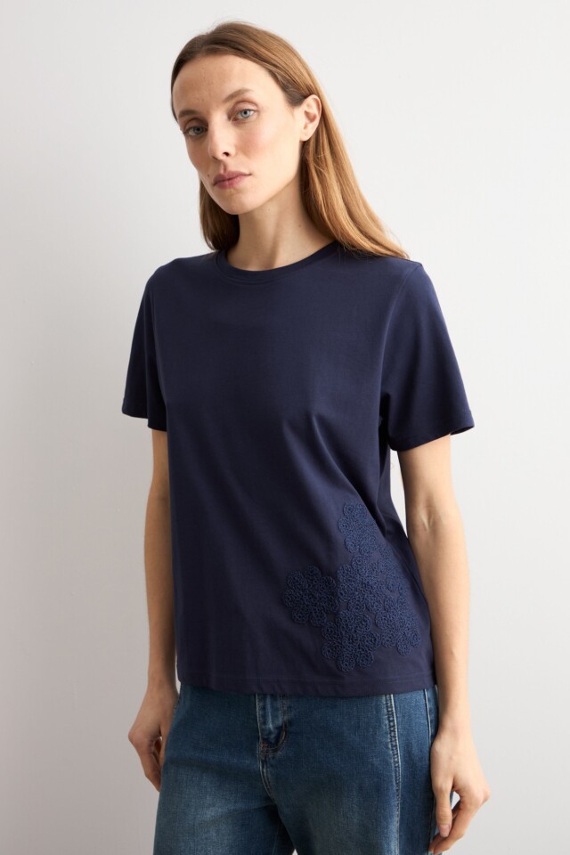Remera flores de crochet azul marino