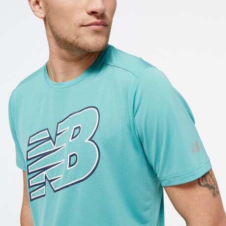Remera New Balance de hombre -Graphic Accelerate- MT23224FAD CELESTE