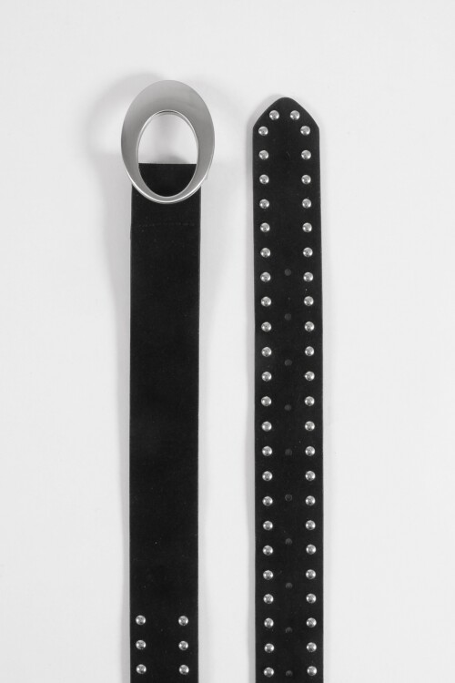 Cinturón tachas y hebilla ovalada negro