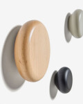 Set Nadue de 3 colgadores de madera maciza de haya con acabado natural, gris, negro