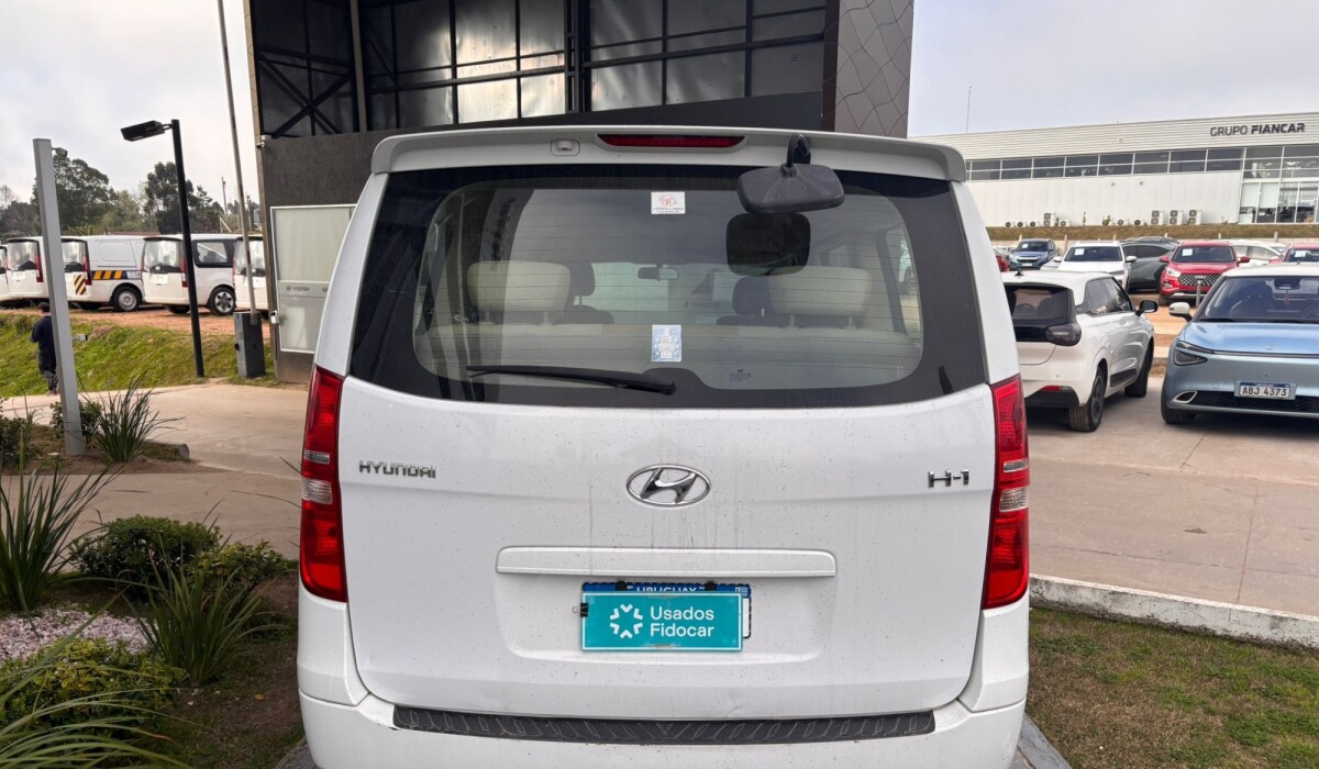 Hyundai H1 12 Plz MiniBus GLS Diesel - 2014 Hyundai H1 12 Plz MiniBus GLS Diesel - 2014