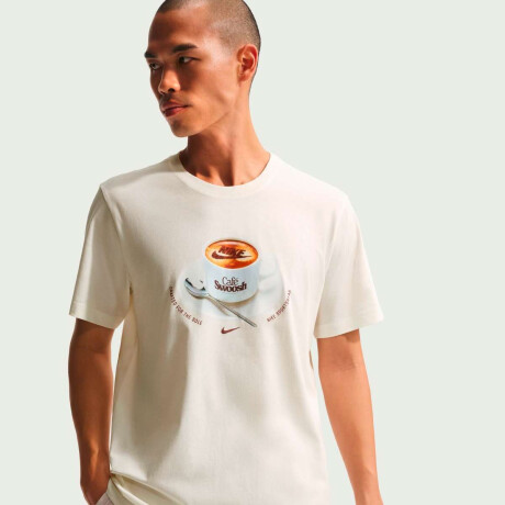 Remera Nike Std Cafe Swoosh Mug de Hombre multicolor