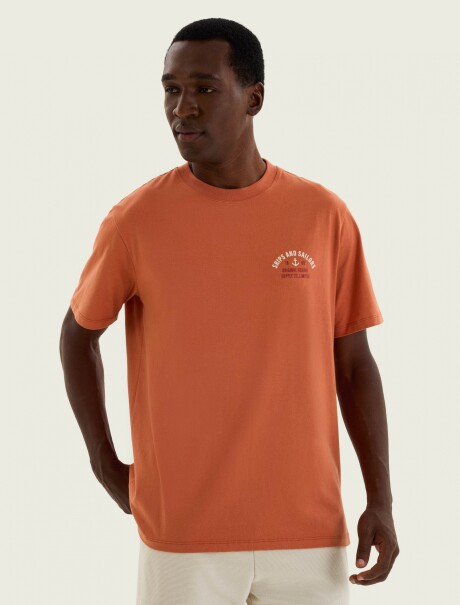 CAMISETA CON ESTAMPA MODELO REGULAR NARANJA