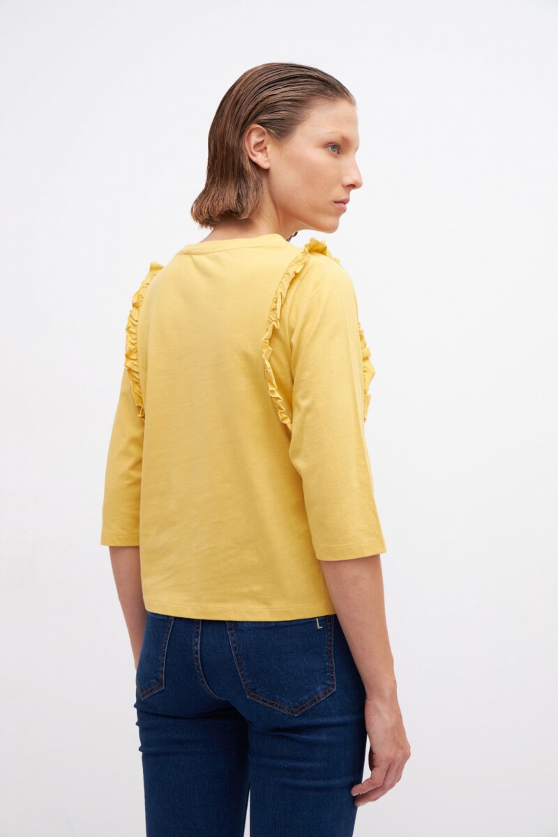 Remera con volados y bordado localizado mostaza