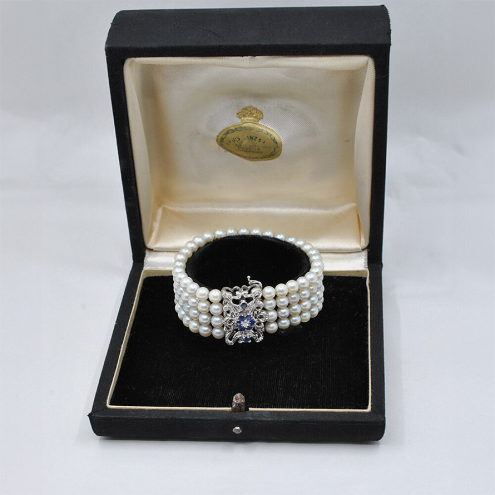 Pulsera 4 Hilos De Perlas 5 A 5.5 Mm, Con Importante Broche En Oro 18 K Zafiros Y Brillantes Pulsera 4 Hilos De Perlas 5 A 5.5 Mm, Con Importante Broche En Oro 18 K Zafiros Y Brillantes