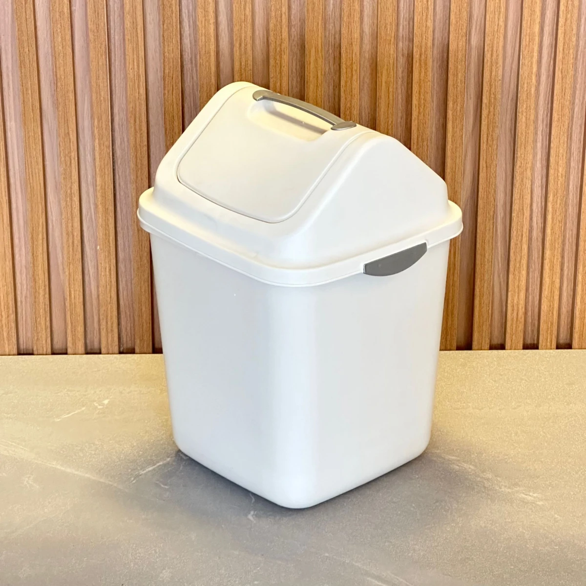 Papelera Plastica C/Tapa Oscilante 10 Lts 