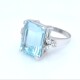 Anillo en platino, aguamarina central y brillantes. Anillo en platino, aguamarina central y brillantes.