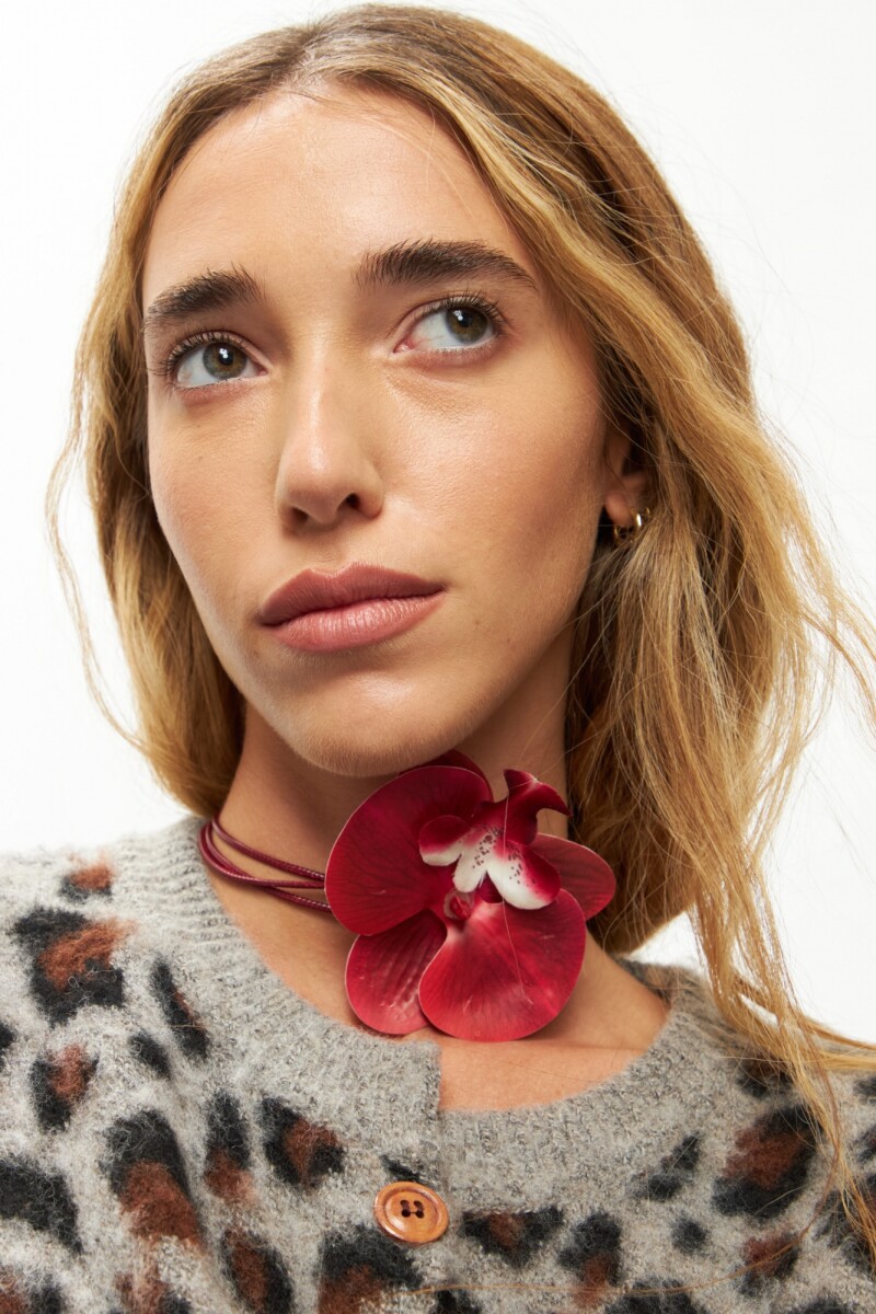 Collar flor orquídea rojo