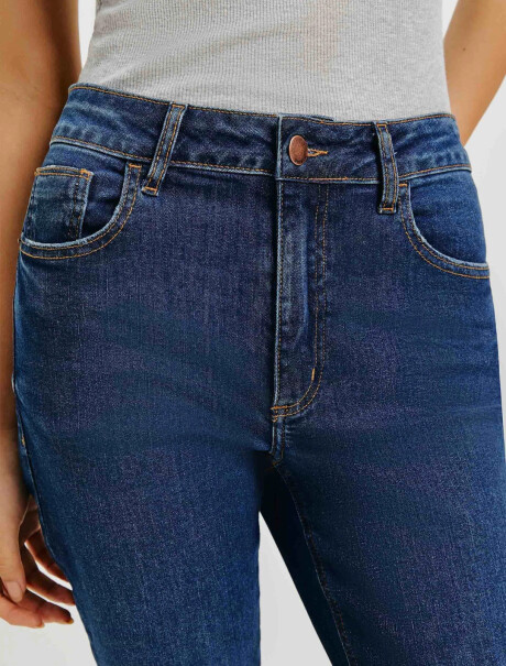 PANTALÓN DE JEAN MODELO PETIT FLARE AZUL