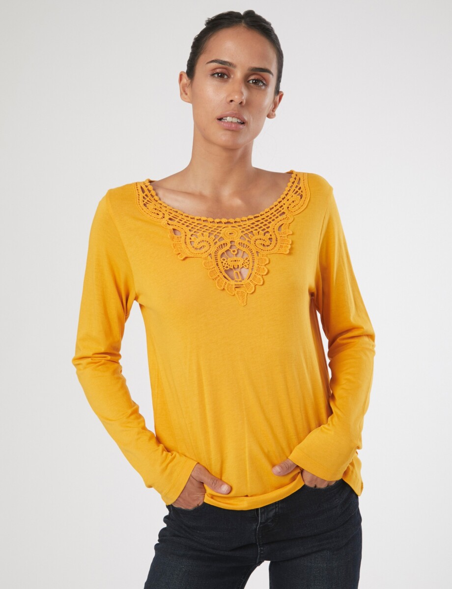 Remera con aplique - ocre 