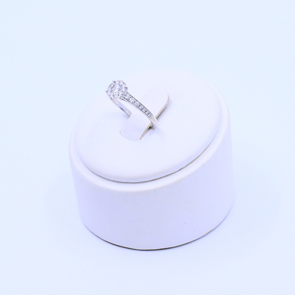 Anillo oro 18k blanco con brillantes. Anillo oro 18k blanco con brillantes.