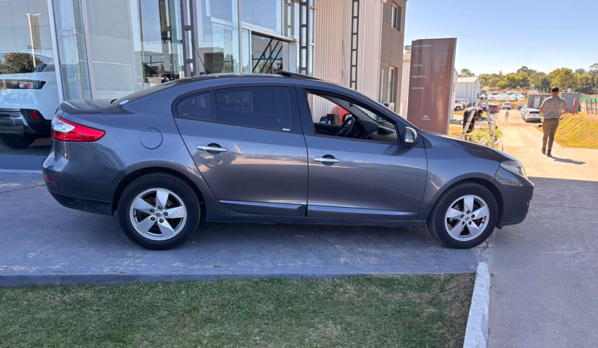 Renault Fluence Dynamique AT - 2011 Renault Fluence Dynamique AT - 2011