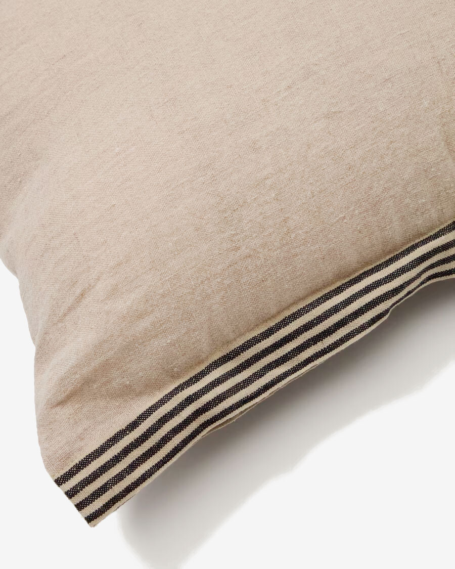 Almohadón Niven 100% lino beige jaspeado con rayas laterales 45 x 45 cm
