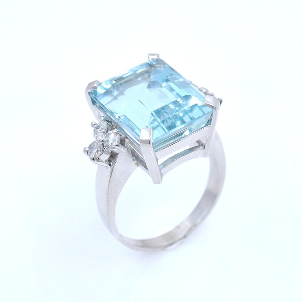 Anillo en platino, aguamarina central y brillantes. Anillo en platino, aguamarina central y brillantes.