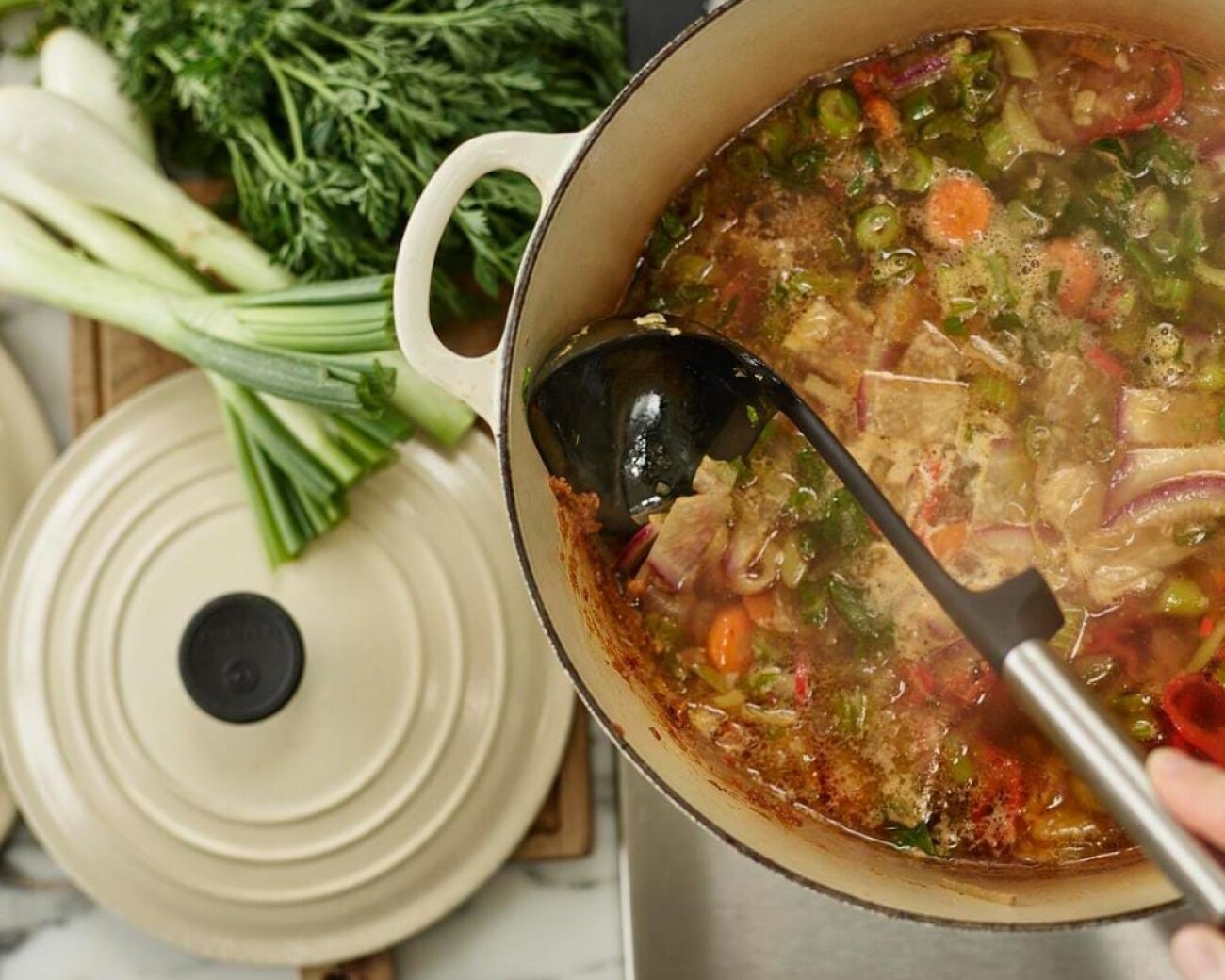 Cucharón profundo de silicona con mango de acero Cucharón profundo de silicona con mango de acero