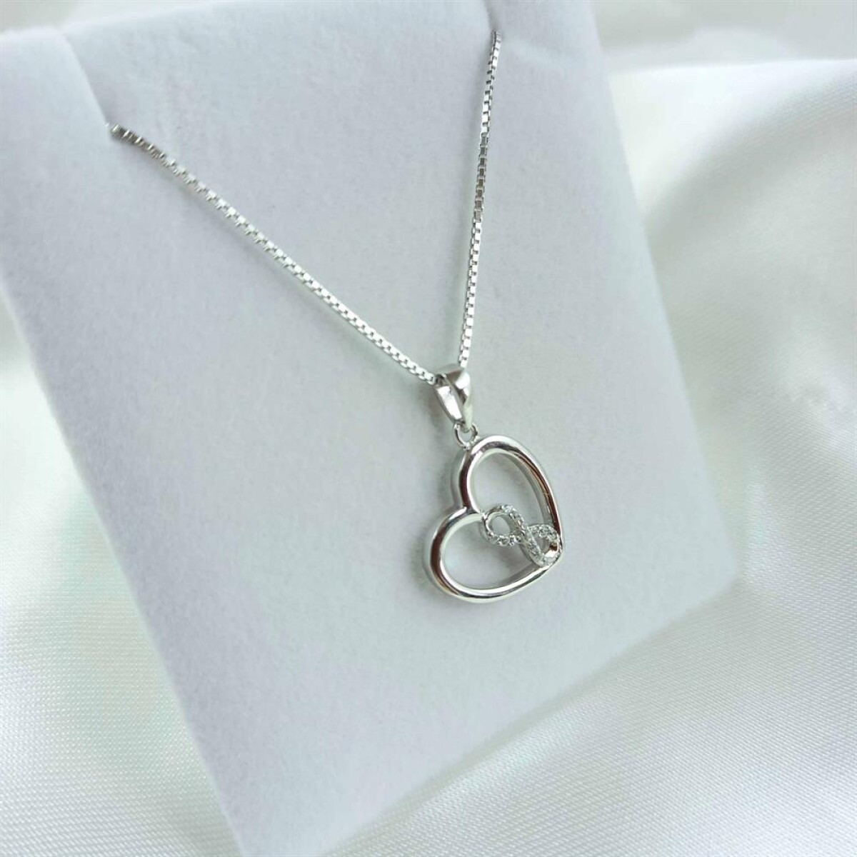 Colgante de plata 925 con dije corazon e infinito con circonias.. 