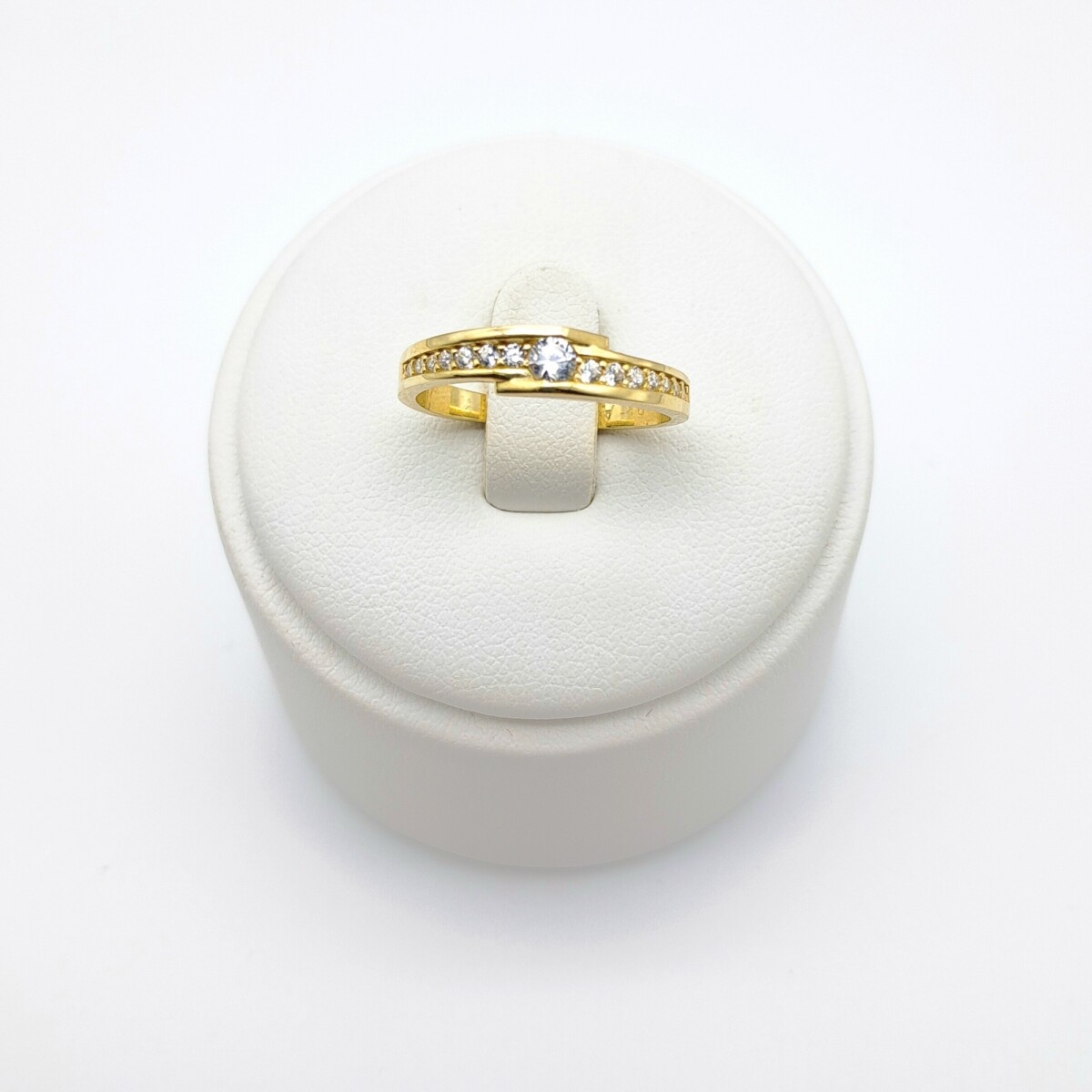 Anillo de oro 9 ktes con circonias. 