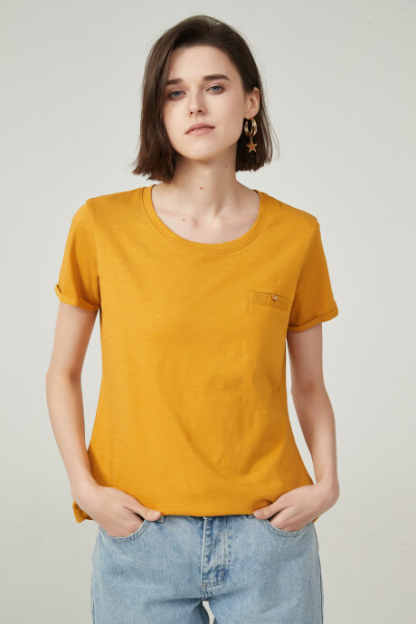 Remera Priamo Mostaza