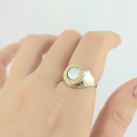 Anillo de plata 925 con guarda griega en double en oro 18 Ktes y nácar. Anillo de plata 925 con guarda griega en double en oro 18 Ktes y nácar.