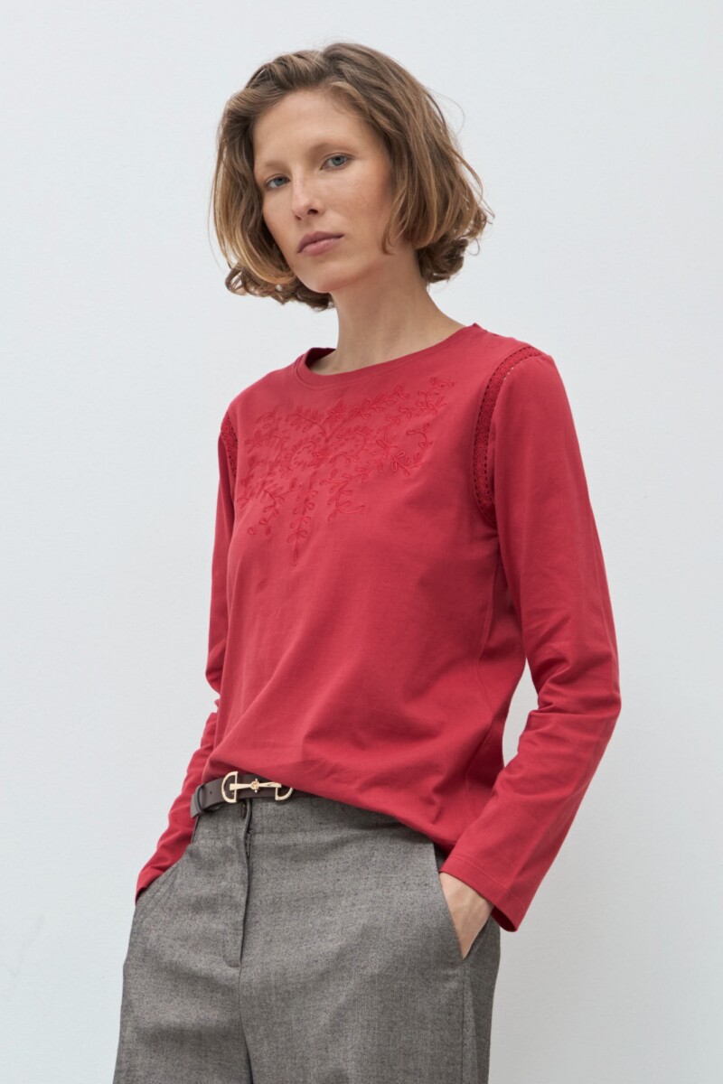 Remera bordado floral rojo