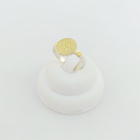 Anillo de plata 925 con double en oro 18Ktes, San Benito. Anillo de plata 925 con double en oro 18Ktes, San Benito.