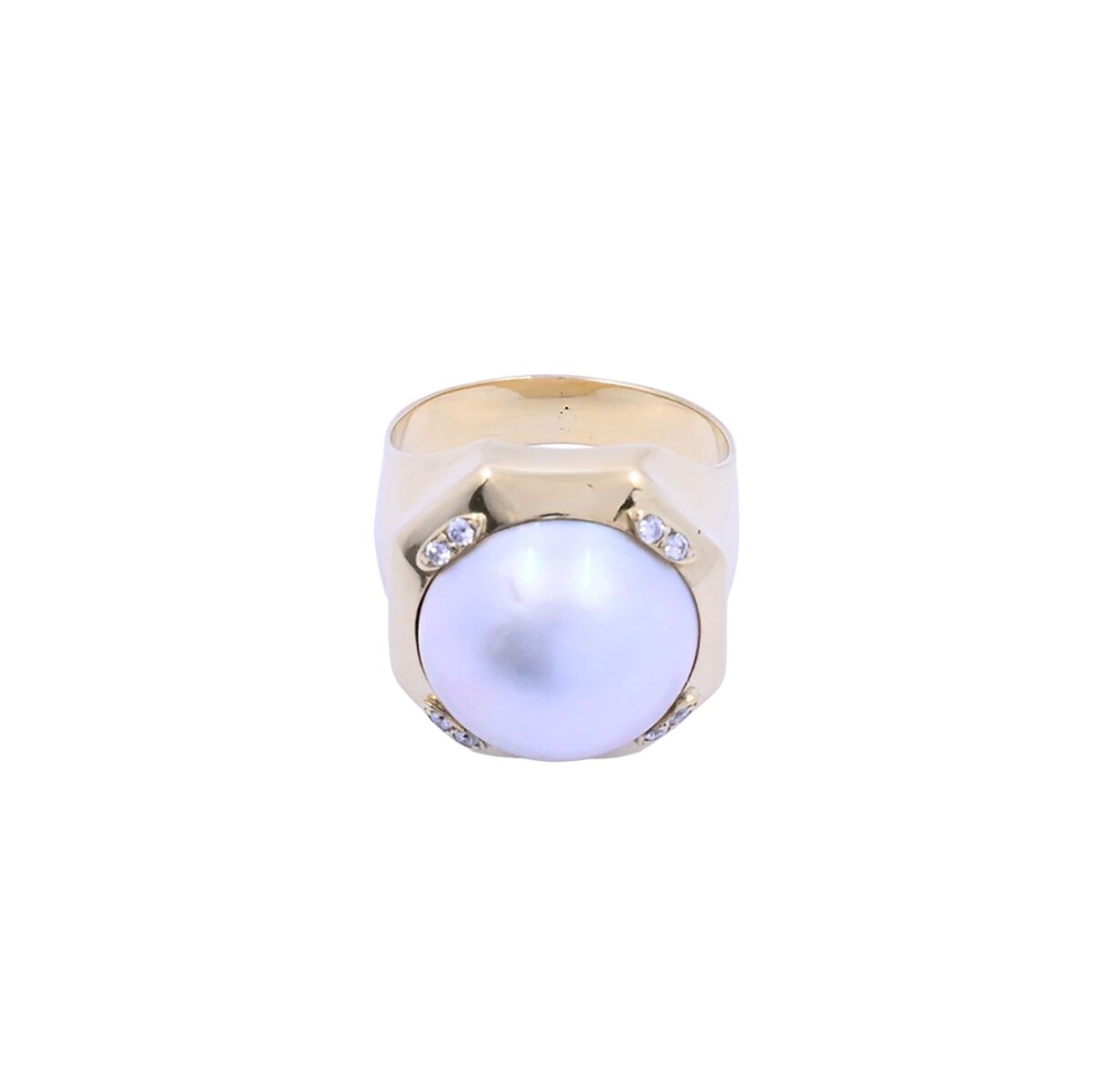 Anillo oro 18k con madre perla y brillantes. 