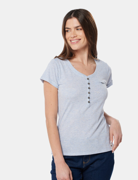 REMERA CON BOTONES Celeste