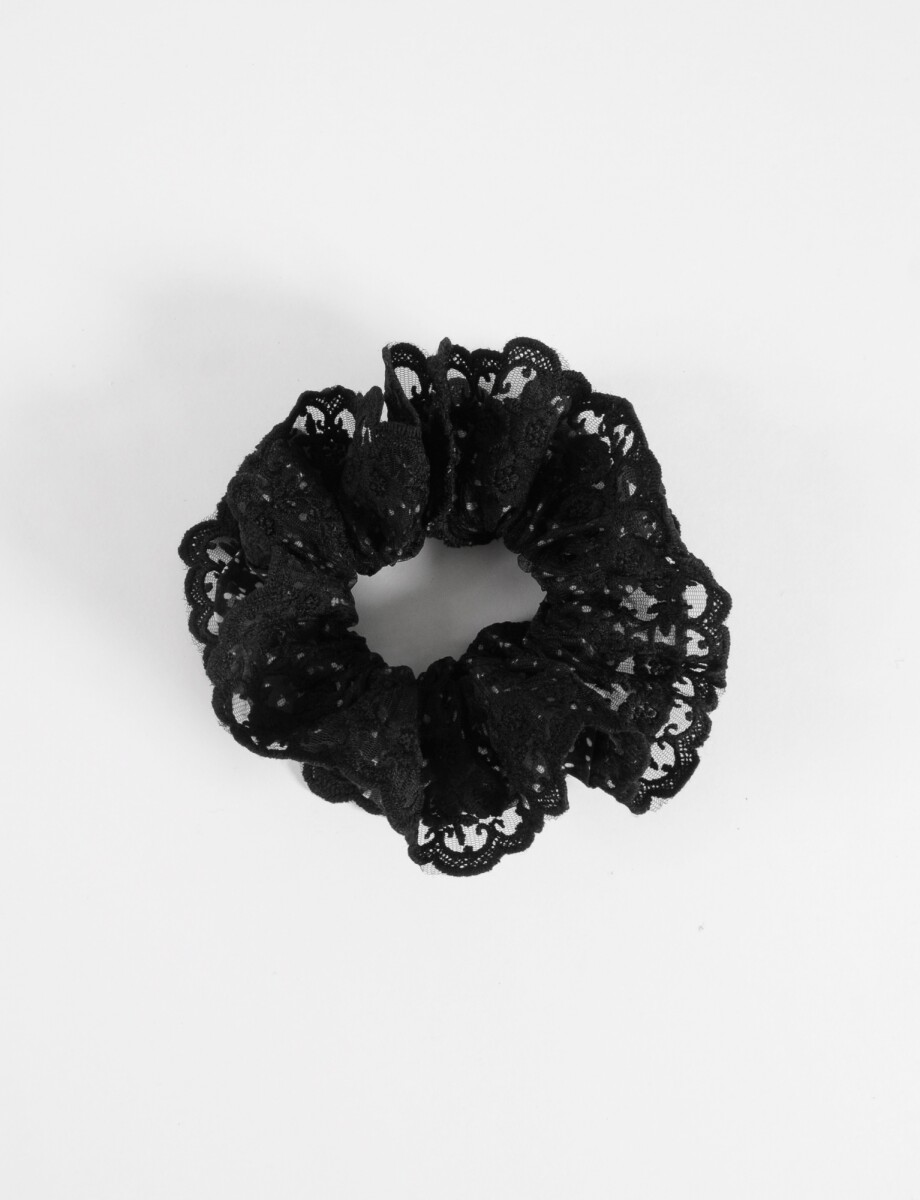 Gomita scrunchie broderie y lunares - negro 