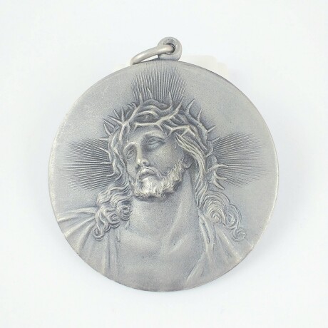 Medalla religiosa Cristo de Espinas, medidas diámetro 6cm, material alpaca. Medalla religiosa Cristo de Espinas, medidas diámetro 6cm, material alpaca.