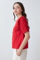 Remera con broderie rojo