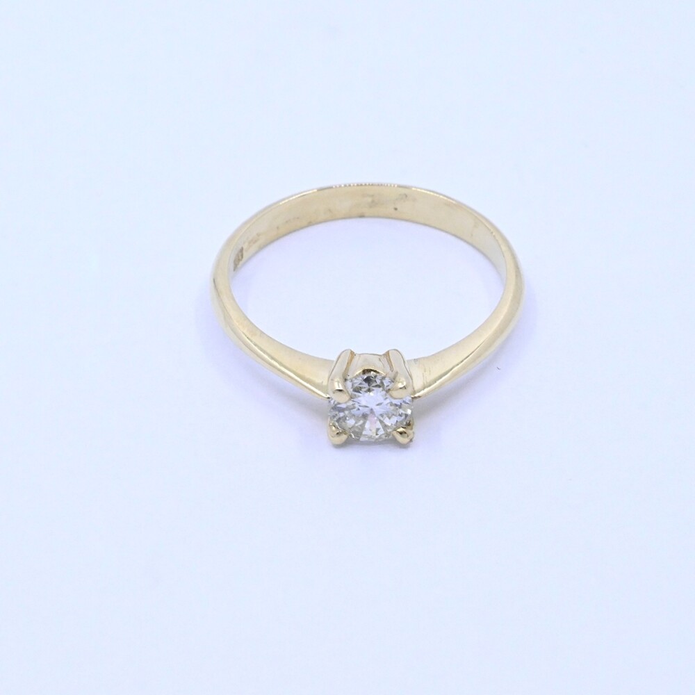 Anillo solitario oro 18k y brillante engarce 4 puntas. Anillo solitario oro 18k y brillante engarce 4 puntas.