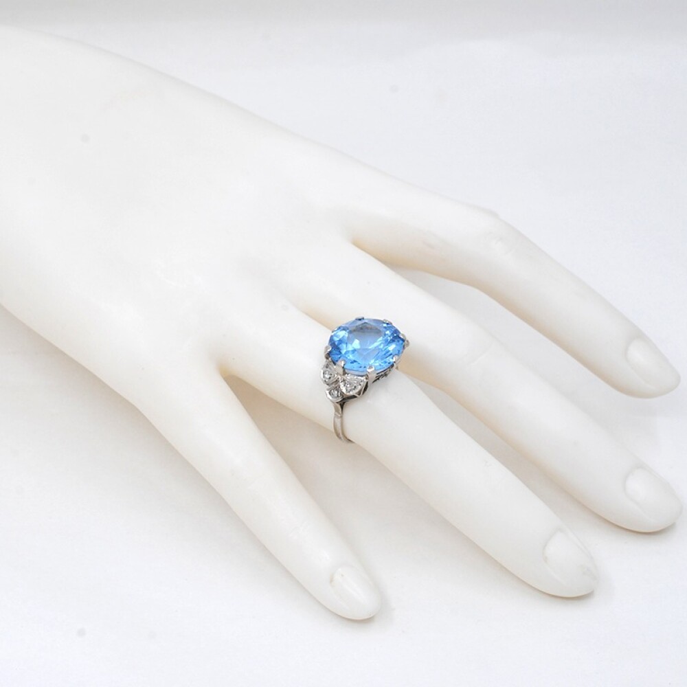 Anillo en oro 18k blanco , piedra de color y brillantes Anillo en oro 18k blanco , piedra de color y brillantes