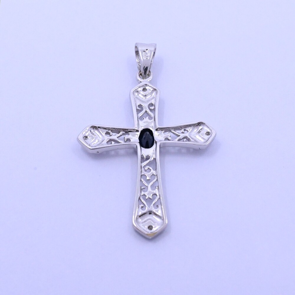 Cruz oro 18k blanco con zafiro oval azul y brillantes. Cruz oro 18k blanco con zafiro oval azul y brillantes.