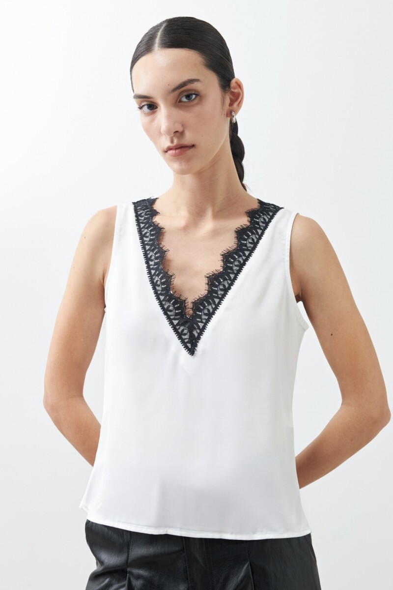 Top satinado escote V con encaje crudo
