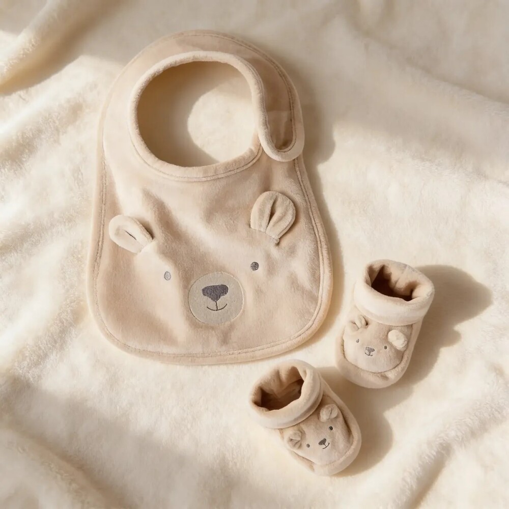 Set babero y zapatitos primer muda Carters beige