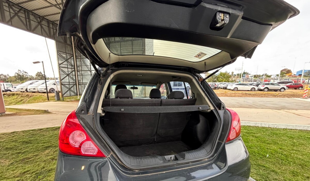 Nissan Tiida Estándar - 2010 Nissan Tiida Estándar - 2010