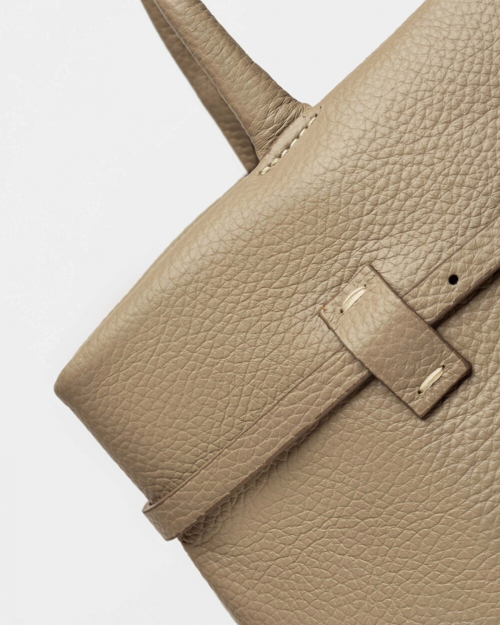 Cartera de mano Bay en cuero graneado Taupe