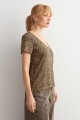 Remera escote en V animal print tostado