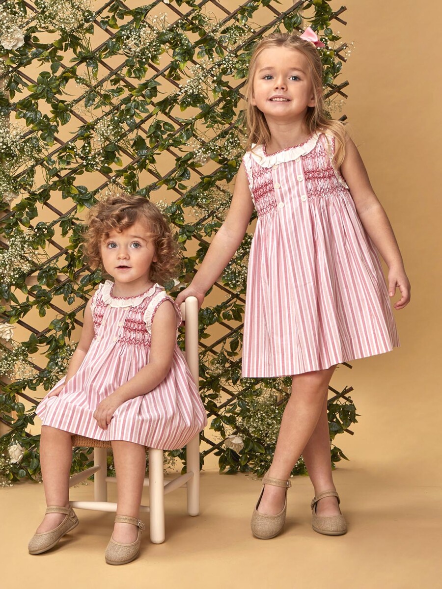 Vestido De Rayas Con Nido De Abeja Y Volante Rosa