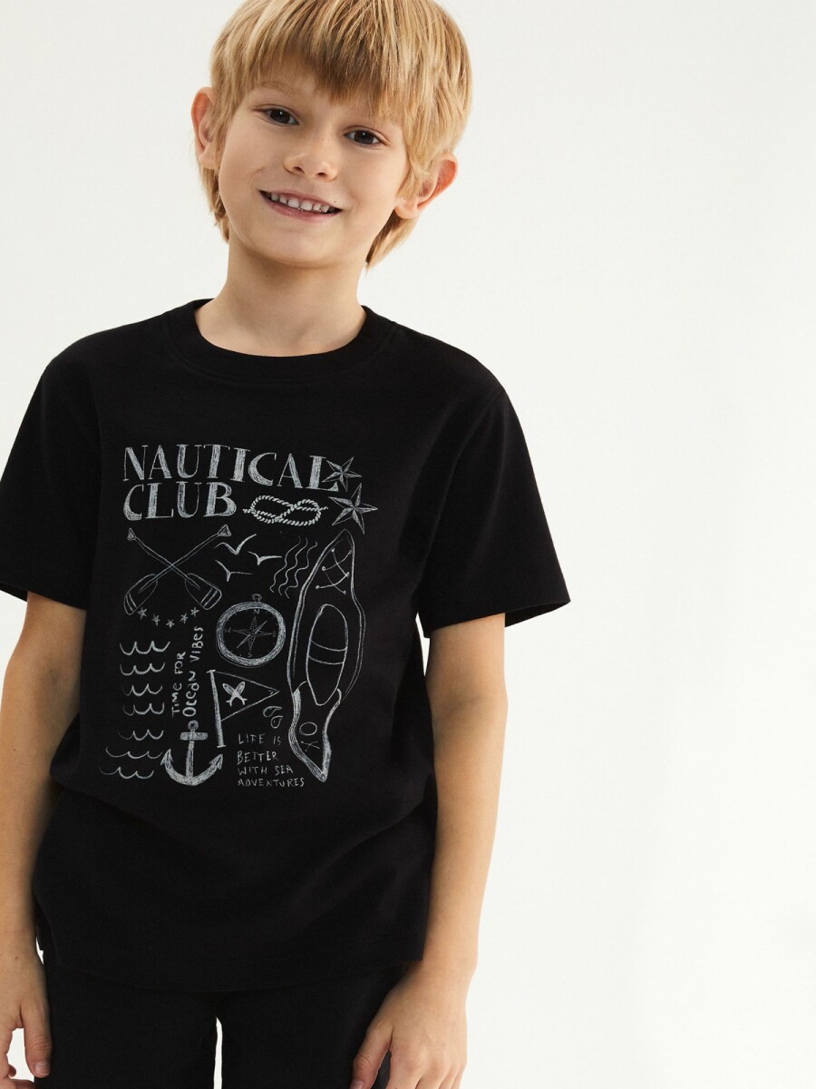 CAMISETA BÁSICA CON ESTAMPA - NEGRO 