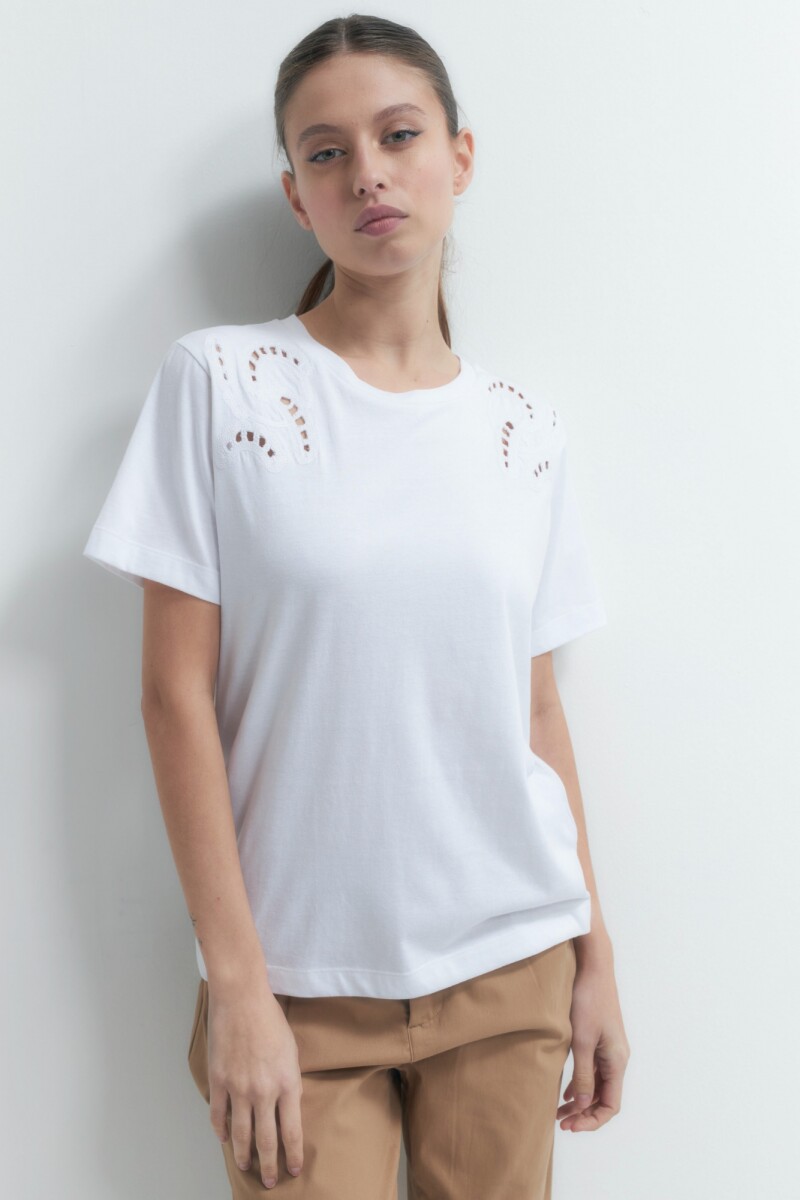 Remera con apliques bordados - blanco 