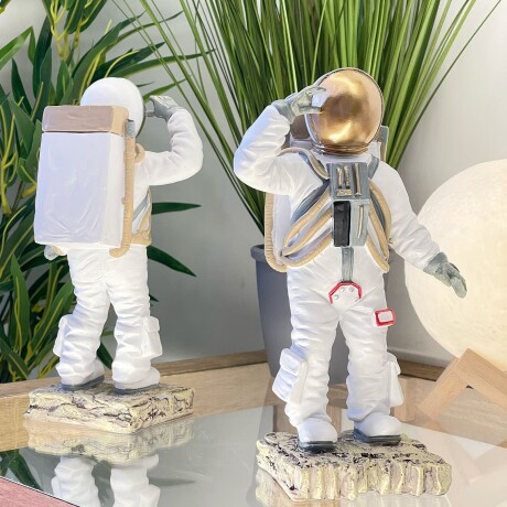 Escultura Astronauta Resina Decorativo Alto 24cm x Ancho 9cm x Largo 9cm Escultura Astronauta Resina Decorativo Alto 24cm x Ancho 9cm x Largo 9cm