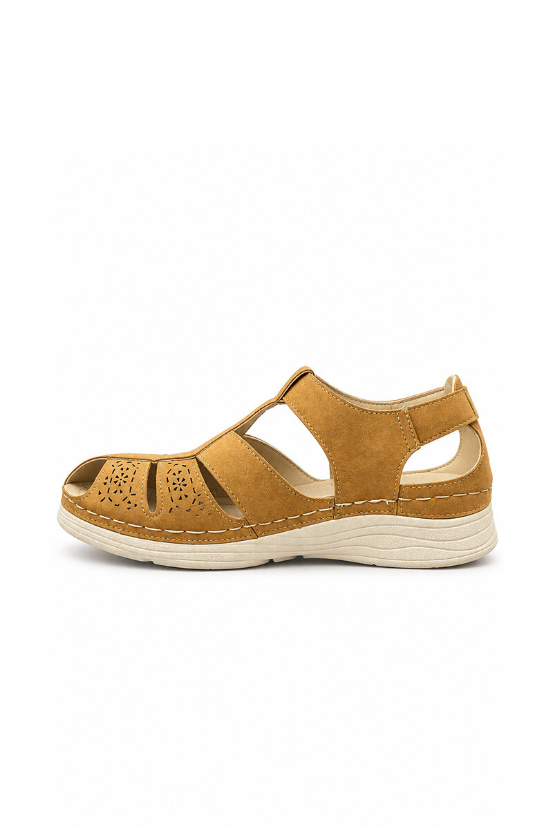 Sandalia cerrada con velcro Aurora AU226 Camel