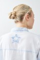 Camisa con estrellas aplicadas celeste