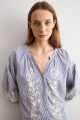 Blusa rayada con bordados celeste
