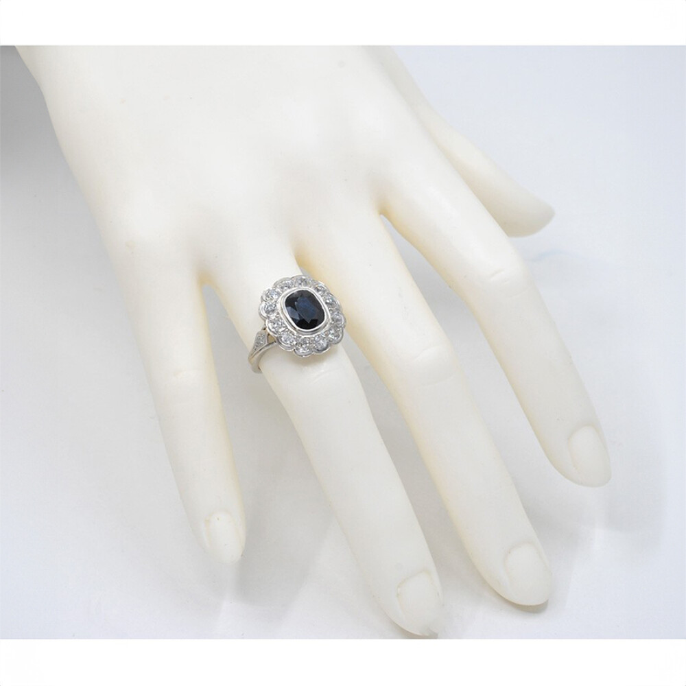 Anillo En Platino Con Brillantes Y Zafiro Central. Anillo En Platino Con Brillantes Y Zafiro Central.